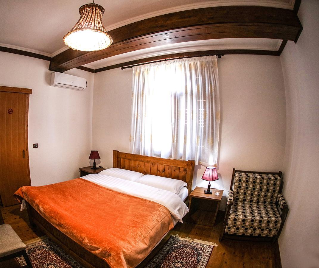 Hotel Bujtina E Bardhe คอร์เชอ ภายนอก รูปภาพ